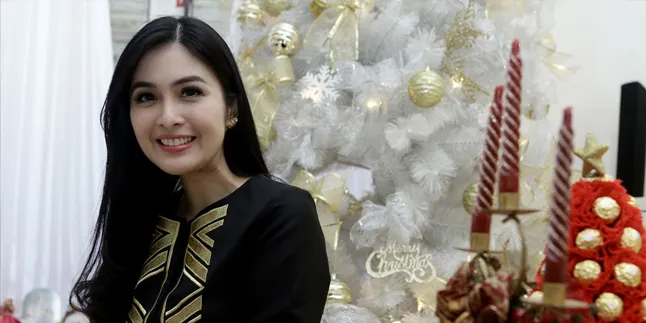 Romantis! Kencan di Disneyland Jepang, Sandra Dewi Cium Tunangan