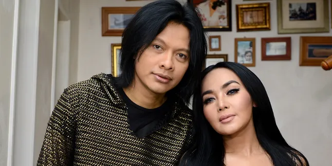 Romantis! Kisah 20 Tahun Pernikahan Dewi Gita - Armand Maulana Romantis! Kisah 20 Tahun Pernikahan Dewi Gita - Armand Maulana