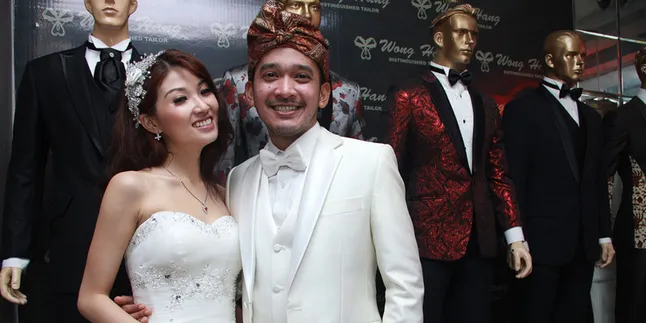 Romantis! Ruben Onsu dan Istri Liburan ke Hongkong Romantis! Ruben Onsu dan Istri Liburan ke Hongkong