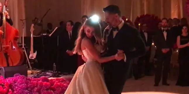 Romantis! Saat Sofia Vergara & Joe Manganiello Berdansa Mesra Romantis! Saat Sofia Vergara & Joe Manganiello Berdansa Mesra