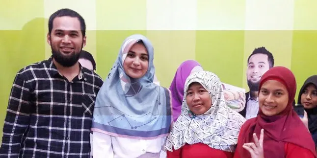 Romantis, Shireen Hadiahi Teuku Wisnu Kue Hasil Buatan Tangannya