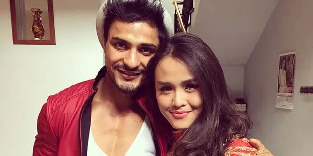 Romantis, Vin Rana Tiduran Manja di Pangkuan Nita Sofiani Romantis, Vin Rana Tiduran Manja di Pangkuan Nita Sofiani