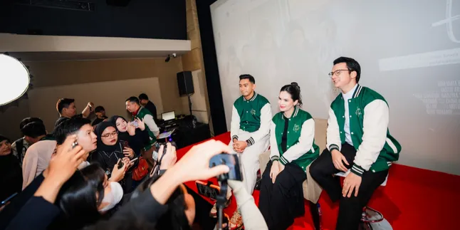 Romantisnya Endy Arfian Bimbing Steffi Zamora di Film 'Pengin Hijrah' Romantisnya Endy Arfian Bimbing Steffi Zamora di Film 'Pengin Hijrah'