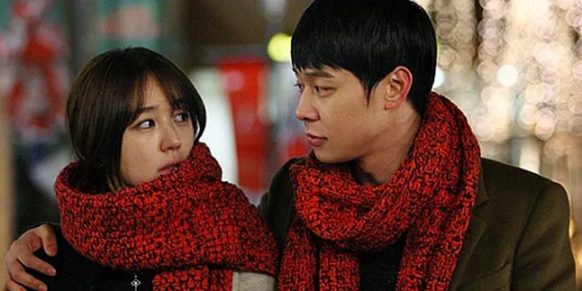 Romantisnya Yoochun JYJ - Yoon Eun Hye Dengan Scarf Kembar!