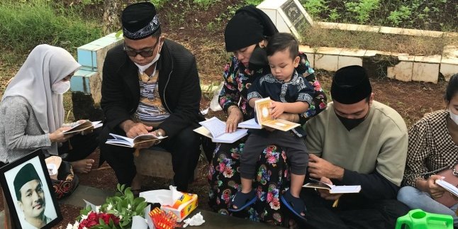 Faisal Family Group Visits the Graves of Febri Andriansyah and Vanessa Angel, Gala Sky Calls Mama Papa When Seeing Parents' Photos