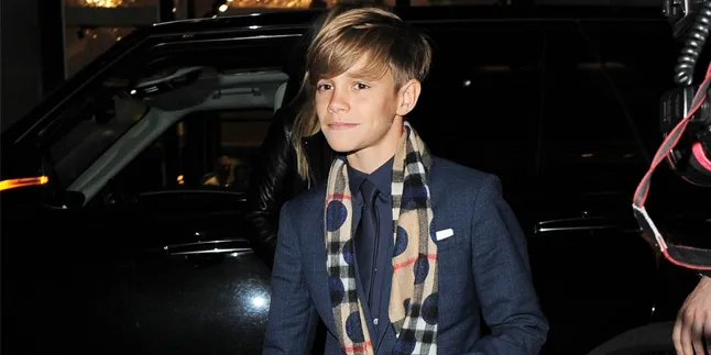 Romeo Tampil Keren di Burberry Festive, Victoria Beckham Bangga