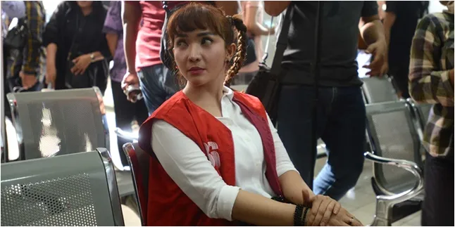 Roro Fitria Pinjam Nama Ibu saat Memesan Sabu Roro Fitria Pinjam Nama Ibu saat Memesan Sabu