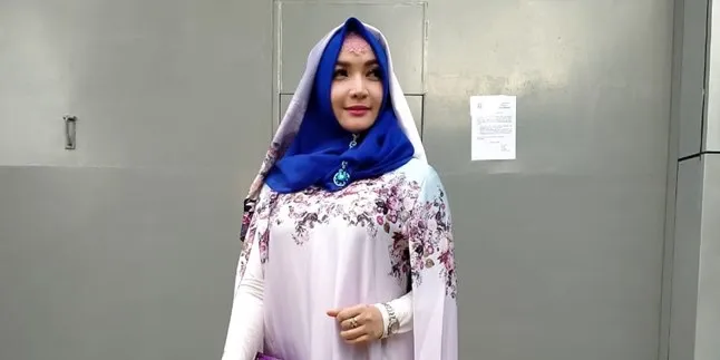 Roro Fitria Rangkul Penggemar yang Juga Memiliki Kisah Sedih Karena Ditinggal Ibunda Tercinta Roro Fitria Rangkul Penggemar yang Juga Memiliki Kisah Sedih Karena Ditinggal Ibunda Tercinta
