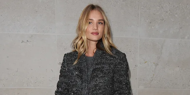 Rosie Huntington-Whiteley Ketahuan Dinner Bareng Pria Misterius Rosie Huntington-Whiteley Ketahuan Dinner Bareng Pria Misterius