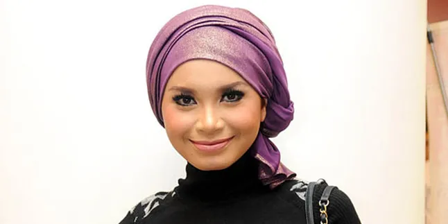 Rossa Akui Berat Lepas Jilbab