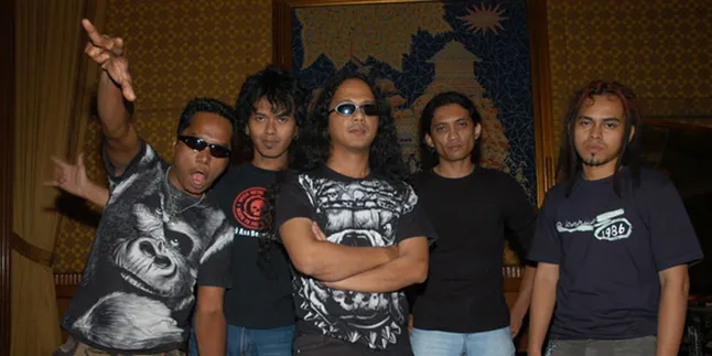 Roxx Siapkan Konser 'Rock Flight After Amnesia' Untuk Sang Bassis