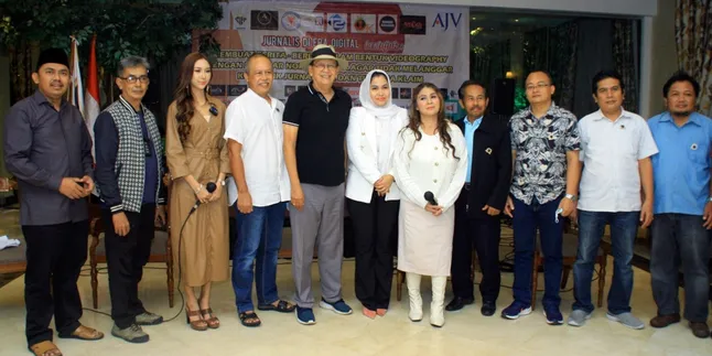 Roy Marten Bicara Kekuatan Besar Media Digital Dalam Diskusi yang Diselenggarakan AJV