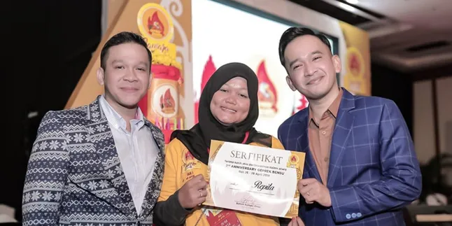 Ruben Onsu Ajak Ratusan Karyawannya Liburan Mewah ke Bali Ruben Onsu Ajak Ratusan Karyawannya Liburan Mewah ke Bali
