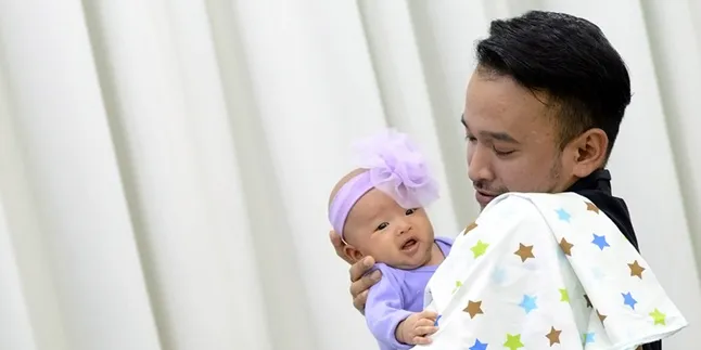Ruben Onsu Nggak Gengsi Gantiin Popok Baby Thalia
