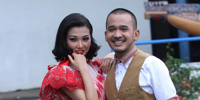 Ruben Onsu - Wenda Lamaran di Hari Ulang Tahun Ibunda