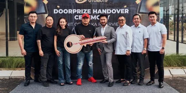 Rudy Salim Serahkan Apartemen Osaka Riverview Ke Pemenang Giveaway Distrik Otimotif PIK 2