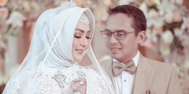 Referring to Ex-Husband, Eddies Adellia Gets Married Amidst the Corona Outbreak