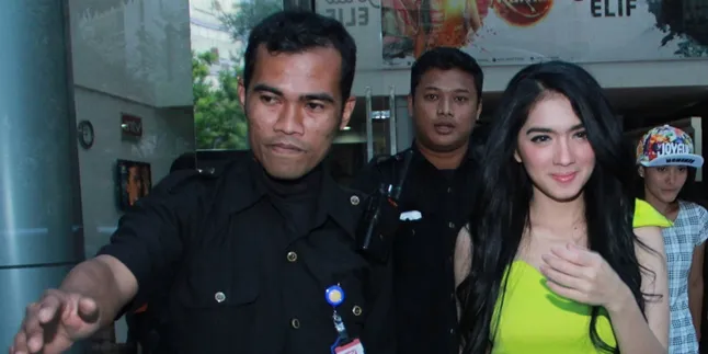 Rumah Tangga Berantakan, Angel Karamoy Memilih Banyak Ibadah Rumah Tangga Berantakan, Angel Karamoy Memilih Banyak Ibadah