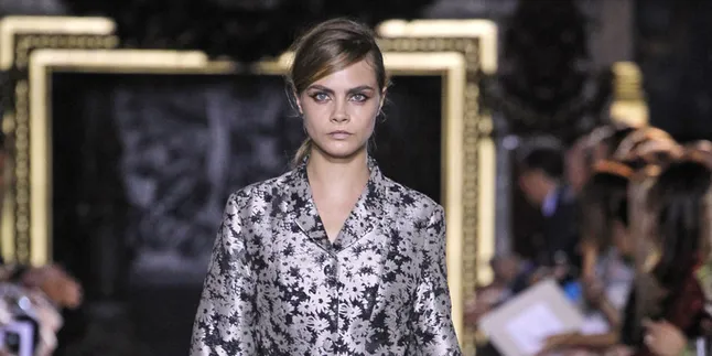 Rupanya Ini Alasan Cara Delevingne Telanjang di Pulau Bali Rupanya Ini Alasan Cara Delevingne Telanjang di Pulau Bali