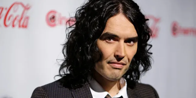Russell Brand Ketahuan Ngupil Saat Mengemudi