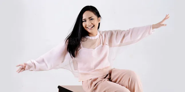 S1 Kelar, Gita Gutawa Lanjut S2 di London S1 Kelar, Gita Gutawa Lanjut S2 di London