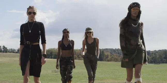 Saat 4 Angel Victoria's Secret Latihan Ala Militer, Super Hot!