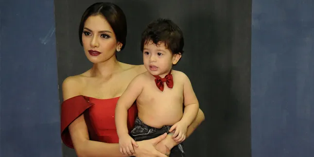 Saat Baby Azka Ikutan Nikita Mirzani Nge-Gym, Lucu Nggemesin!
