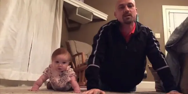 Saat Bayi dan Ayahnya ‘Fitness’ Bareng, So Cute!