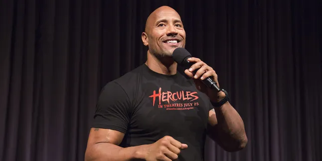 Saat Dwayne Johnson Nyanyi Lagu Natal, Merdu Lho!