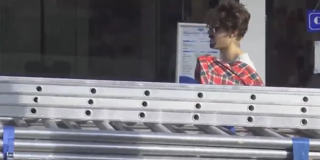 Saat Justin Bieber Main Bola Sambil Pakai Rambut dan Kumis Palsu