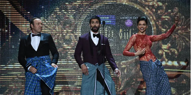 Saat Kevin Spacey dan John Travolta Bergoyang India, Seru! Saat Kevin Spacey dan John Travolta Bergoyang India, Seru!