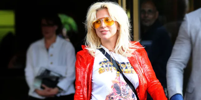 Saat Lady Gaga Pamer Sepatu & 'Tanpa Busana', Keren Atau ...