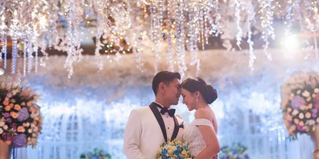 Saat Nina Zatulini & Chandra Masuk Venue Resepsi Nikah, Romantis! Saat Nina Zatulini & Chandra Masuk Venue Resepsi Nikah, Romantis!