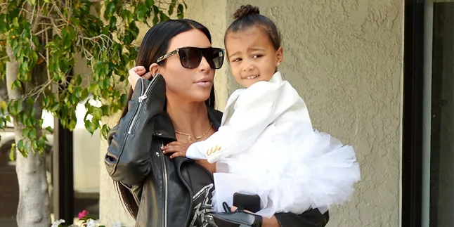 Saat North West Mesra Manja Pada Kim Kardashian, Bikin Gemas!