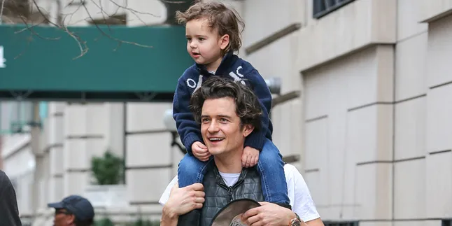 Saat Orlando Bloom Jalan Bareng Flynn, Siapa Yang Terganteng? Saat Orlando Bloom Jalan Bareng Flynn, Siapa Yang Terganteng?