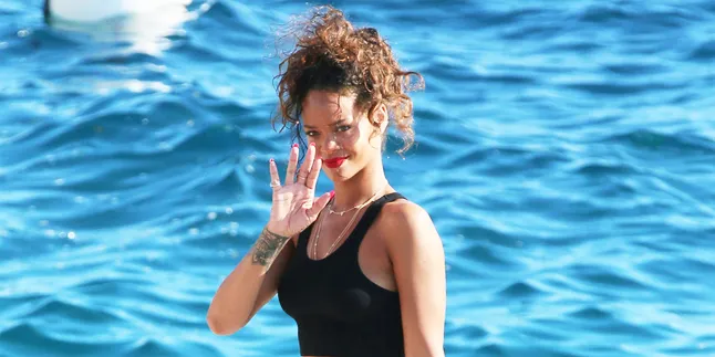 Saat Rihanna Nekat Pamer Bra di Depan Umum, Begini Jadinya Saat Rihanna Nekat Pamer Bra di Depan Umum, Begini Jadinya