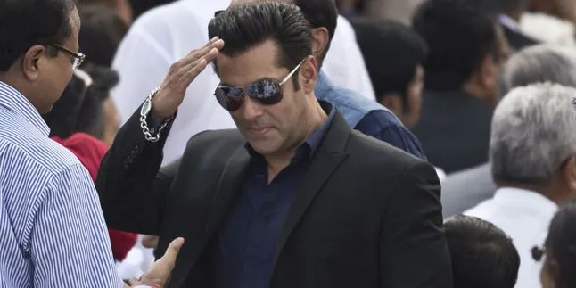 Saat Salman Khan Ketemu 'Kembaran' SRK, Begini Reaksinya! Saat Salman Khan Ketemu 'Kembaran' SRK, Begini Reaksinya!