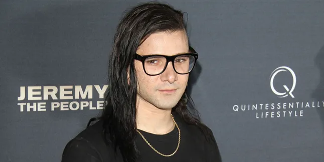 Saat Skrillex Unjuk Gigi Dengan Papan Skateboard Saat Skrillex Unjuk Gigi Dengan Papan Skateboard
