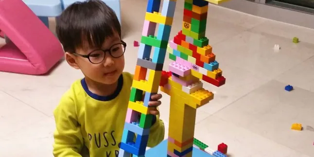 Saat Song Daehan Ikut Sang Ayah Syuting, Bikin Rusuh Tapi Cute