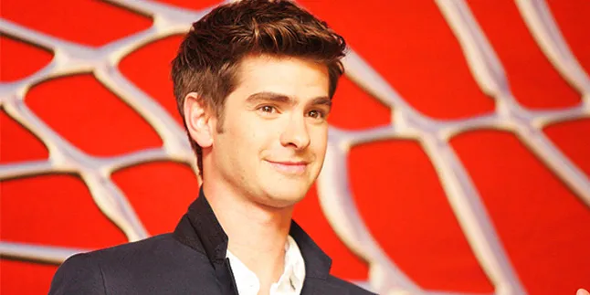 Saat Spiderman Baca Koran