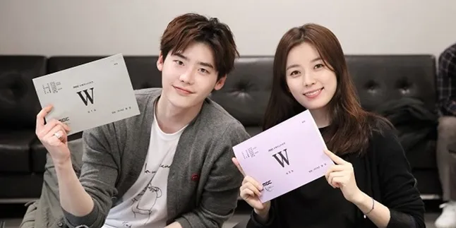 Saat Syuting Belum Mulai, Lee Jong Suk-Han Hyo Joo Bercanda Mesra