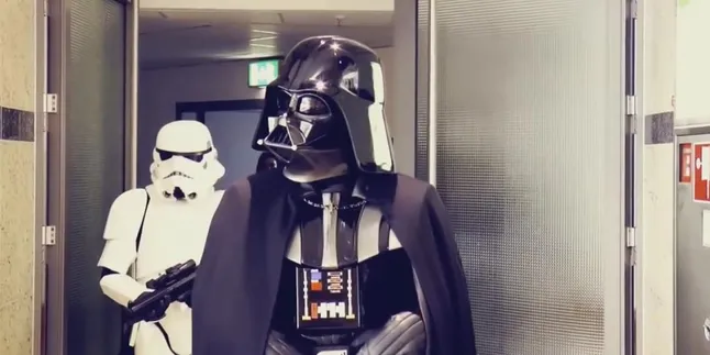 Saat Toilet Umum Diambil Alih Oleh Darth Vader
