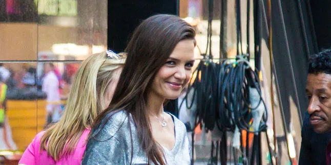 Saat Wajah Katie Holmes Dipenuhi Dengan Selotip, Masih Cantik! Saat Wajah Katie Holmes Dipenuhi Dengan Selotip, Masih Cantik!