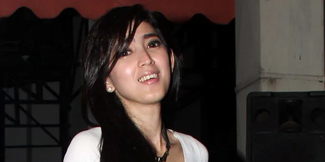 Sabrina Piscalia Motivasi Anak-Anak Korban Banjir