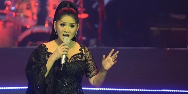 Sadar Fashion, Vina Panduwinata Tetap Sesuaikan Umur