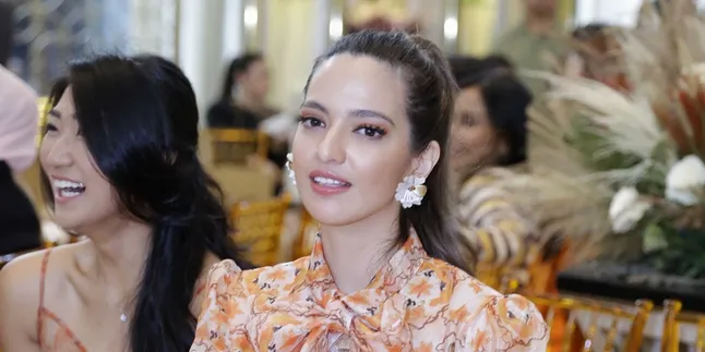 Sahabat Menikah, Nia Ramadhani Tampil Cantik di Pernikahan Rezky Aditya-Citra Kirana