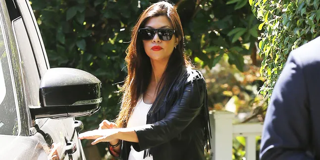 Saingi Kim, Kourtney Kardashian Juga Bugil Saat Hamil Besar Saingi Kim, Kourtney Kardashian Juga Bugil Saat Hamil Besar