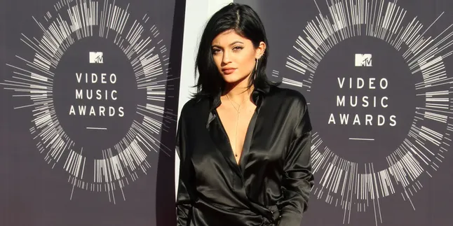 Saingi Sang Kakak, Ada Yang Baru Dari Penampilan Kylie Jenner Saingi Sang Kakak, Ada Yang Baru Dari Penampilan Kylie Jenner