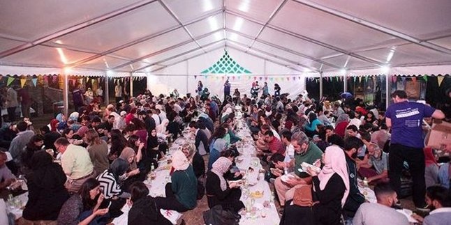 Sajikan Mi Instan & Rendang, Ramadan Tent 2018 di London Dipadati Pengunjung