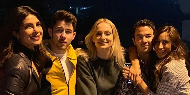 Saksikan Pernikahan Sophie Turner dan Joe Jonas, Priyanka Chopra Menangis Terharu Saksikan Pernikahan Sophie Turner dan Joe Jonas, Priyanka Chopra Menangis Terharu